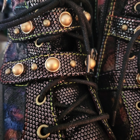 Boots - Picture 2 of 5